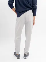 Pantalón de jogging azul marino, confeccionado en felpa, con cintura elástica ajustable con cordón y puños acanalados en los tobillos.