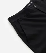 Pantalón de corte slim para hombre, confeccionado en tejido de poliéster, viscosa y elastano. Presenta cintura elástica con trabillas para cinturón, cierre tradicional y bolsillos funcionales.