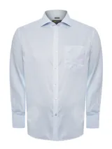 Camisa de manga larga RKF modelo Wf Pb, color celeste con diseño a rayas finas blancas. Cuenta con cuello americano abotonado, cierre frontal de botones, bolsillo en el pecho con logo bordado y calce regular.
