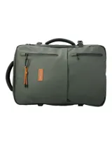 Mochila multifuncional RKF color verde militar, fabricada en poliéster reciclado repelente al agua. Cuenta con tres compartimentos principales con cierre, compartimento interno para laptop de 15 pulgadas, múltiples bolsillos frontales con cierre, mango lateral para uso como maletín, correas ajustables y panel trasero acolchado.