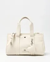 Cartera tipo tote de cuero sintético color crudo, con doble asa de mano, detalles de correas con hebilla y un charm colgante en forma de corazón. Cuenta con placa metálica con el logo de la marca en el frente.