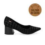 Zapato de vestir de cuero Usaflex modelo Isabella, de color negro con textura efecto animal print tipo cuadrillé, punta fina y taco ancho geométrico.