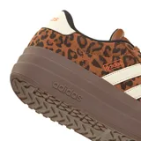 Championes urbanos Adidas modelo VL Court Bold con diseño de plataforma, estampado animal print en tonos marrones, tres bandas laterales en color crema y suela de goma marrón.