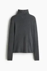 Top de manga larga en punto fino y corte ajustado con cuello alto, de color gris.