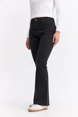 Jean de corte oxford con tiro alto, ajustado hasta la rodilla y con apertura amplia en el bajo. Confeccionado en denim negro con cierre frontal de botón y cremallera.