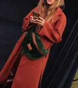 Riñonera de piel sintética color verde oscuro con forro de piel sintética color marrón.