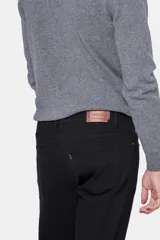 Pantalón de jean skinny celeste con spandex, tiro medio y corte ajustado.