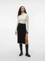 Sweater de punto con cuello alto y mangas largas, de diseño ajustado con puños acanalados.