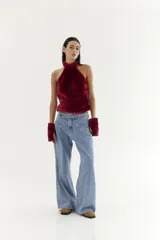 Top negro peludito con cuello halter y sin mangas.