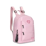 Mochila urbana Las Oreiro color rosa, con diseño de corazón bordado en el frente y logo de la marca. Cuenta con dos bolsillos frontales con cierre, correas ajustables y un llavero desmontable negro con logo.