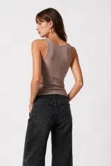 Musculosa de algodón azul con diseño de canalé, cuello redondo y tirantes anchos, ajustada al cuerpo.