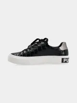 Sneaker de mujer con diseño de textura tipo cocodrilo en color negro, con suela de plataforma blanca y detalle de logo en el talón de la suela. Incluye un detalle en color plateado en la parte superior del talón.