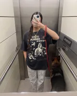 Remera de algodón con efecto stone wash, corte oversize y estampa frontal gráfica de la banda Nirvana en su presentación Unplugged in New York.