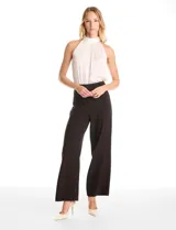 Pantalón sastrero de tiro alto y pierna ancha, con cierre frontal y gancho interno. Presenta bolsillos laterales de ojal y un diseño minimalista con caída fluida.