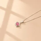 Collar de plata 925 con cadena fina y dije en forma de flor con centro de resina color rojo.