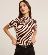 Blusa Cortelle de manga corta y cuello alto, confeccionada en viscosa con elastano. Presenta un diseño acanalado con estampado animal print de cebra en tonos marrón y beige.