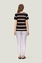 Pantalón de jean chupín color celeste claro.