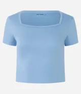 Remera deportiva cropped de microfibra color celeste, con escote cuadrado y mangas cortas. Diseño ajustado al cuerpo con acabado de tacto suave.