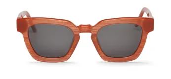 Lentes de sol Mr Boho modelo Logan, con marco cuadrado color naranja con textura y lentes grises.