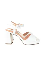 Sandalias de cuero blanco con plataforma y taco alto grueso, tira ancha en la parte delantera y tiras finas con hebilla en el tobillo.