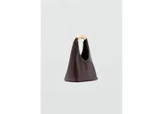 Bolso de mano color marrón oscuro, de diseño estructurado tipo hobo con detalle de pieza metálica dorada en el asa superior.