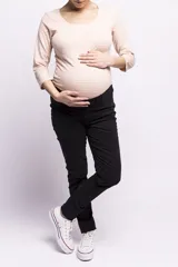 Pantalón jean negro de corte recto, con cintura alta elástica para embarazo.