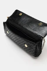 Bolso tipo sobre con diseño trenzado, asa de mano superior y cierre de solapa con imán.