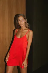 Vestido corto rojo de satén con breteles regulables y espalda cavada.