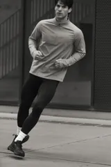 Calza deportiva negra de running, con cintura elástica y bolsillos laterales. Cuenta con tecnología DryMove para absorber la humedad.