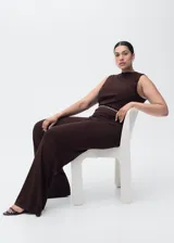 Pantalón wideleg de punto fino y tiro medio, con cintura elástica sin cierre, diseño largo y corte holgado.