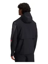 Campera deportiva Under Armour con capucha, confeccionada en tejido impermeable y transpirable con tecnología UA Storm. Presenta cierre frontal completo, bolsillos laterales con cremallera y detalles reflectantes en las mangas con diseño de líneas verticales.