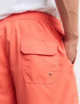 Short de baño celeste.