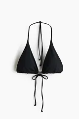 Top de bikini triangular color negro con relleno extraíble y tiras para atar en el cuello y la espalda.