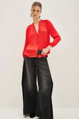 Camisa de satén color rojo, con cuello mao y escote en V, mangas largas con puños elásticos y detalle de frunces en los hombros.