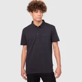 Remera tipo polo de manga corta en color negro, confeccionada en algodón orgánico. Presenta cuello clásico, cierre frontal con botones y un bolsillo aplicado en el pecho con un pequeño detalle bordado.