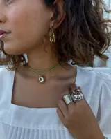 Anillo ancho de alpaca con textura irregular.