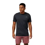 Remera deportiva New Balance Tenacity de hombre, color negro jaspeado, con logo estampado en el pecho. Confeccionada con tejido de poliéster suave y elástico con tecnología NB DRY de secado rápido.
