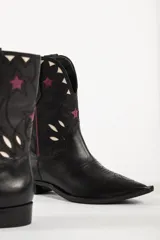 Botas de cuero negras con diseño de estilo western, con puntera fina y detalles de estrellas en color borgoña y blanco.