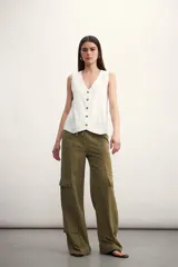 Pantalón cargo color beige de corte ancho, con bolsillos laterales y cordón ajustable en la cintura.