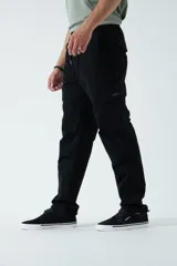 Pantalón cargo color marrón, de corte regular, con bolsillos cargo en las piernas y puños rectos.