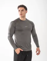 Remera de compresión manga larga color negro, con ajuste al cuerpo y logo de la marca Gains estampado en el pecho. Confeccionada en tejido técnico elástico y transpirable.
