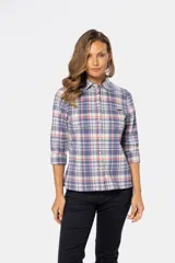 Camisa de algodón a cuadros azules y celestes con detalles en rosa, de manga larga con puños abotonados y dos bolsillos en el pecho con botón.