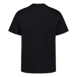 Remera de manga corta color negro, con cuello redondo y bolsillo frontal en el lado izquierdo. Presenta un diseño básico y versátil.
