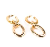 Par de aros colgantes dorados con forma de argollas unidas.