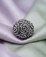Anillo de plata 925 con diseño de flores en bajo relieve y acabado empavonado.