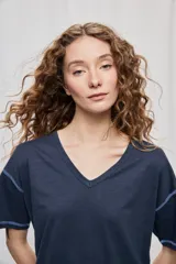 Remera negra de manga corta con escote en V y silueta amplia.