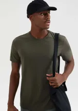 Camiseta básica de manga corta y cuello redondo, confeccionada en algodón pima de alta calidad.