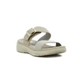 Sandalia de mujer color beige con dos tiras, una con hebilla y otra con brillo, y plataforma baja.