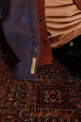 Camisa tipo chaqueta de franela escocesa con bolsillos de parche en el pecho.