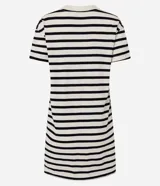 Vestido corto estilo camiseta de algodón, con cuello redondo, mangas cortas y bolsillo en el pecho. Presenta un patrón de rayas horizontales blancas y negras.